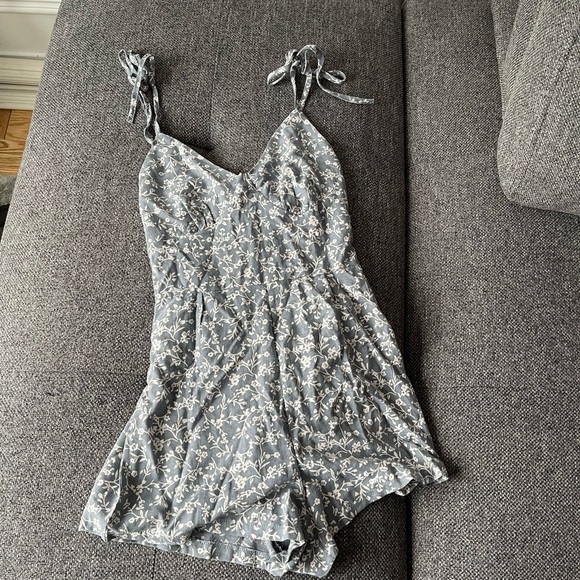 Princess Polly floral Romper - Picture 2 of 7